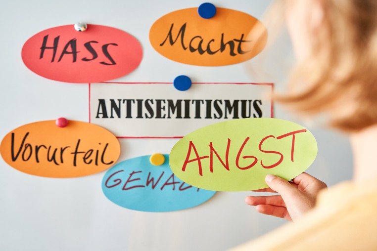 Moderationskarten mit denBegriffen Antisemitismus, Hass, Vorurteil, Angst