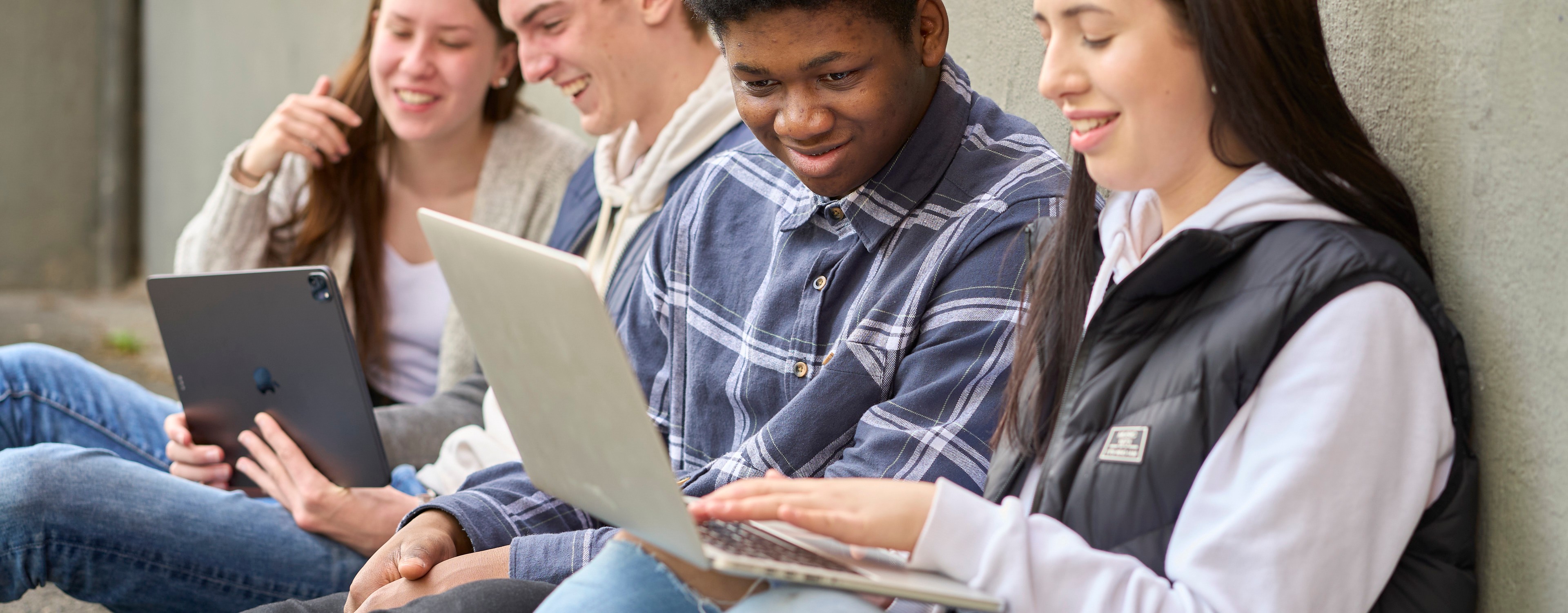 Foto zeigt Schülerinnenn und Schüler mit Notebooks