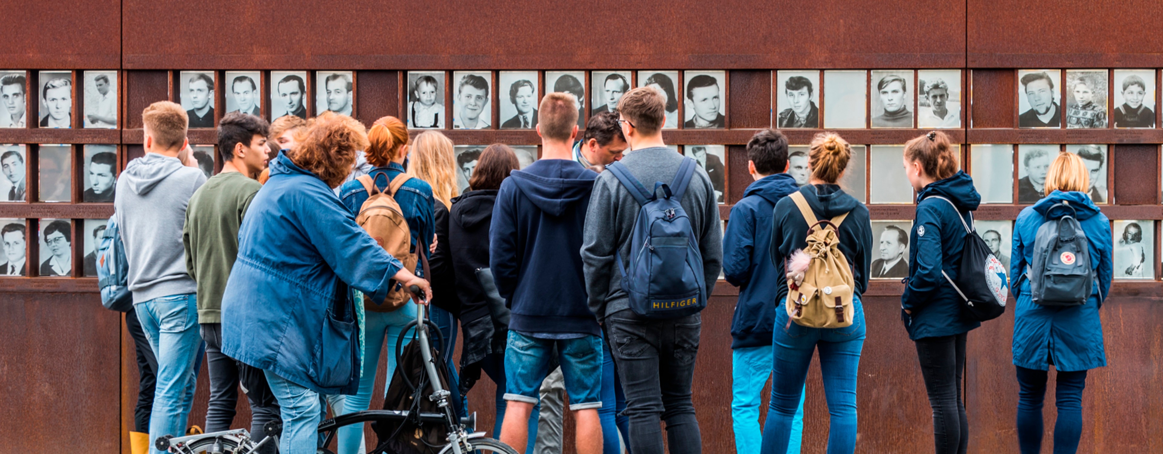 Bild zeigt Schüler*innen vor einem Mahnmal