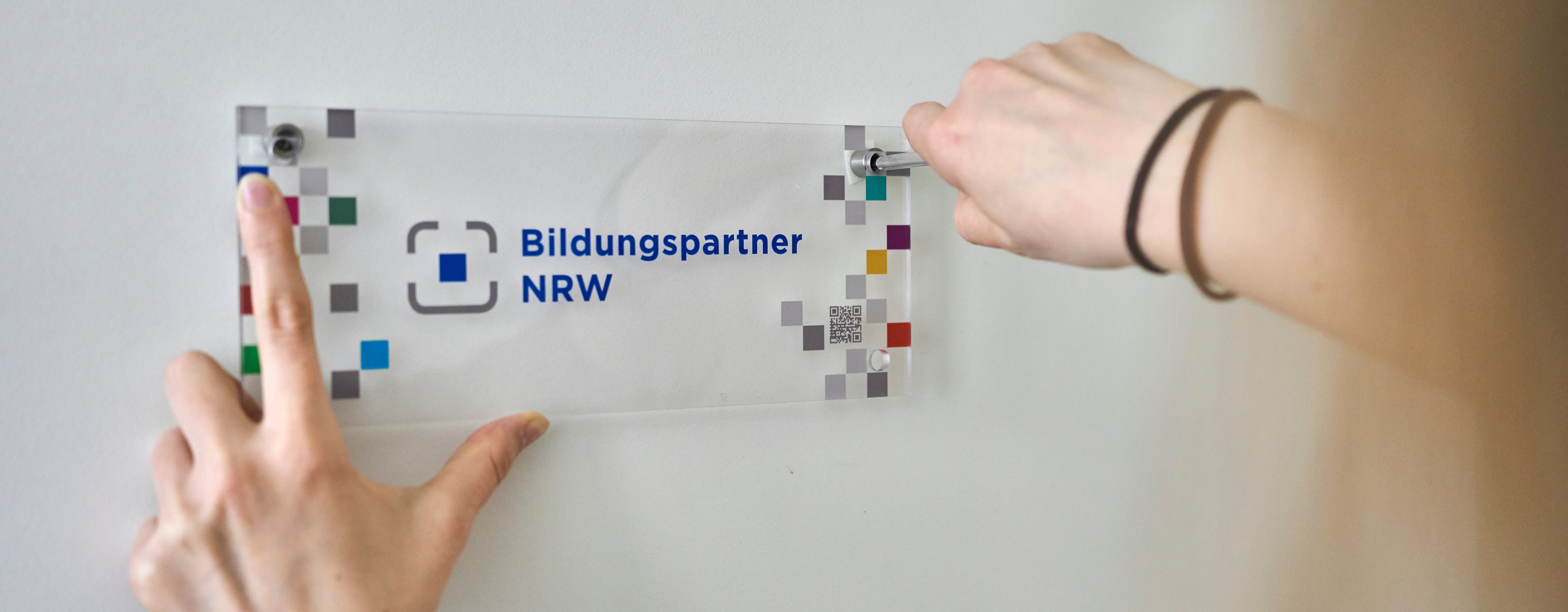 Foto zeigt Bildungspartnerplakette