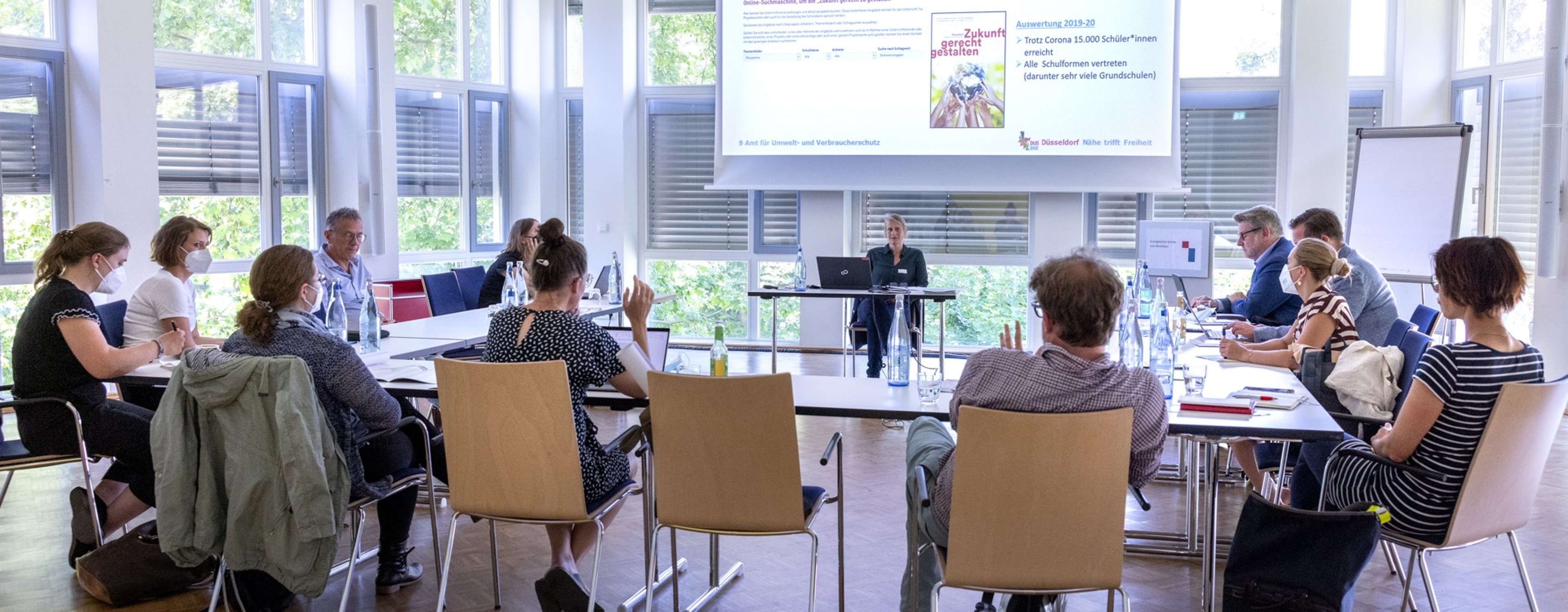 Foto zeigt Teilnehmende im Seminar