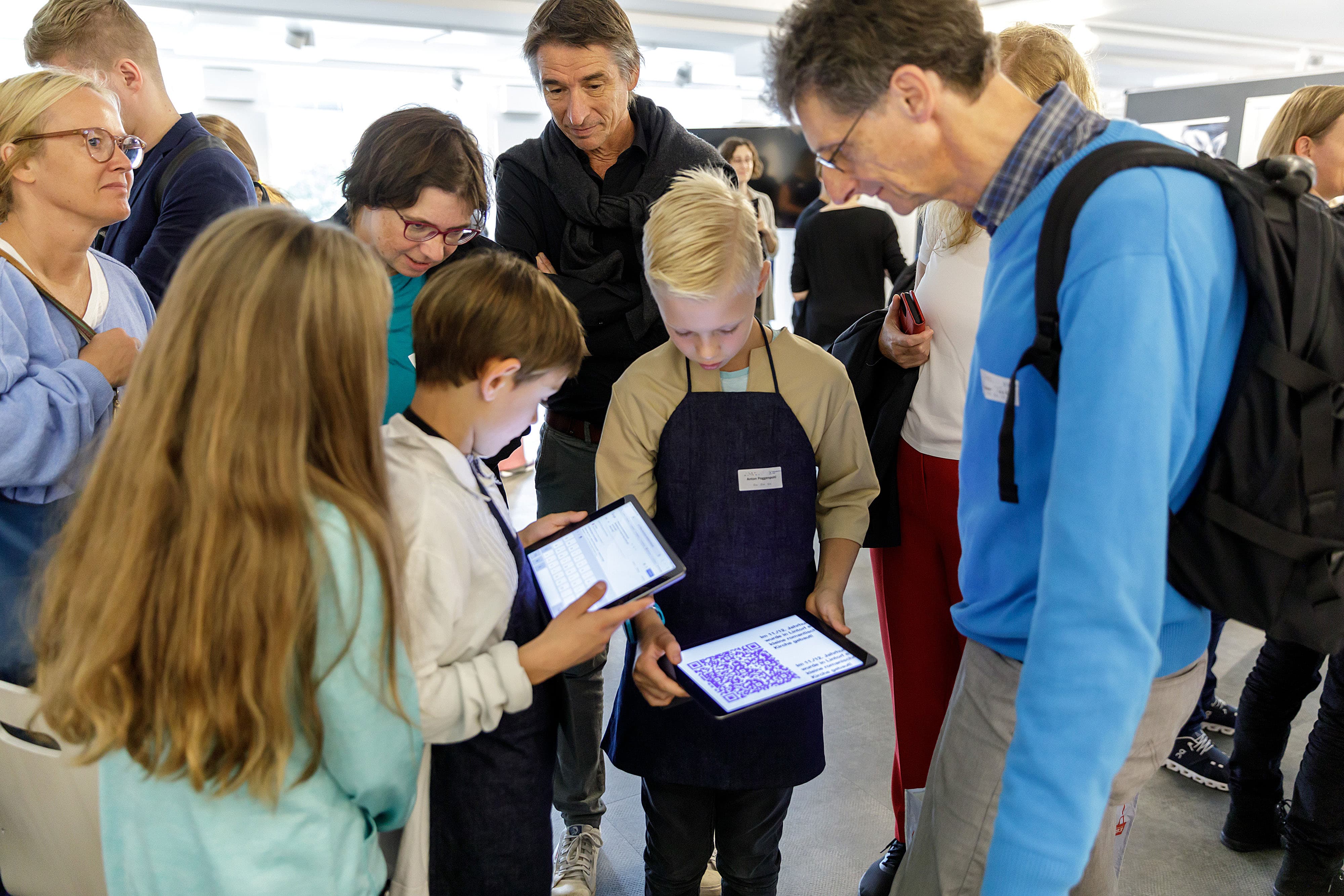 Schüler zeigt Erwachsenen etwas auf dem Tablet