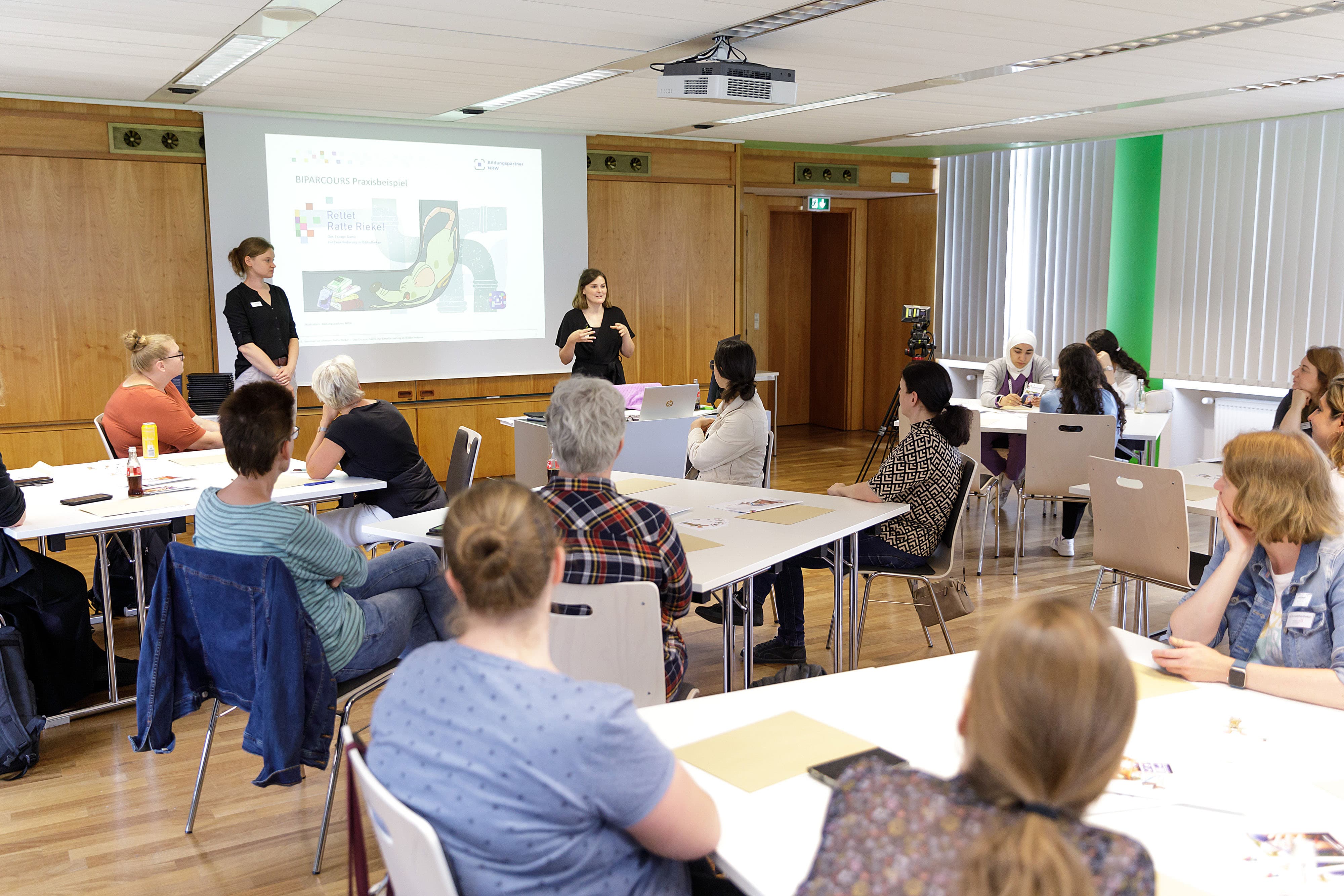 Teilnehmende im Seminar