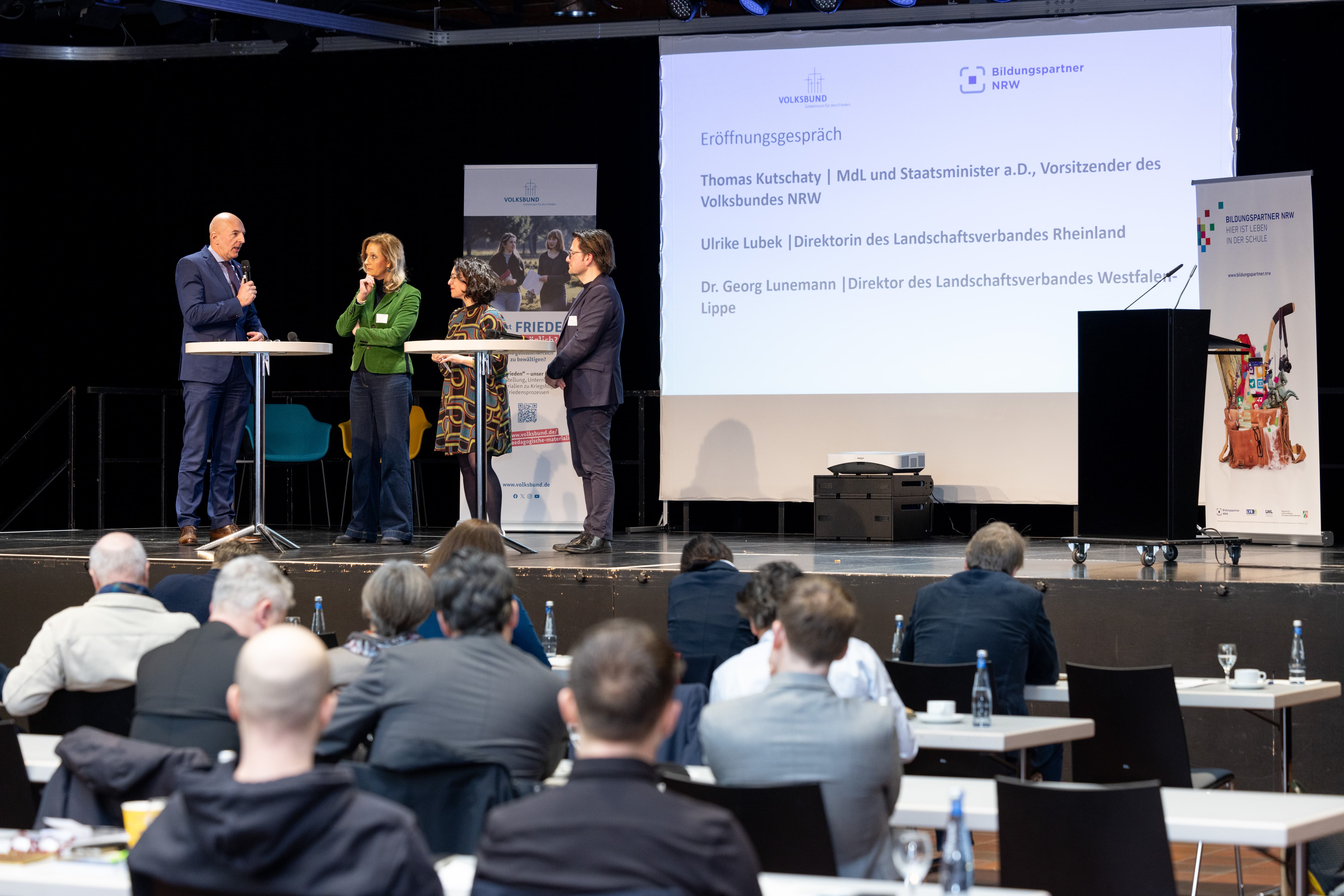 Ulrike Lubek, Dr. Georg Lunemann und Thomas Kutschaty im Gespräch mit Elif Senel