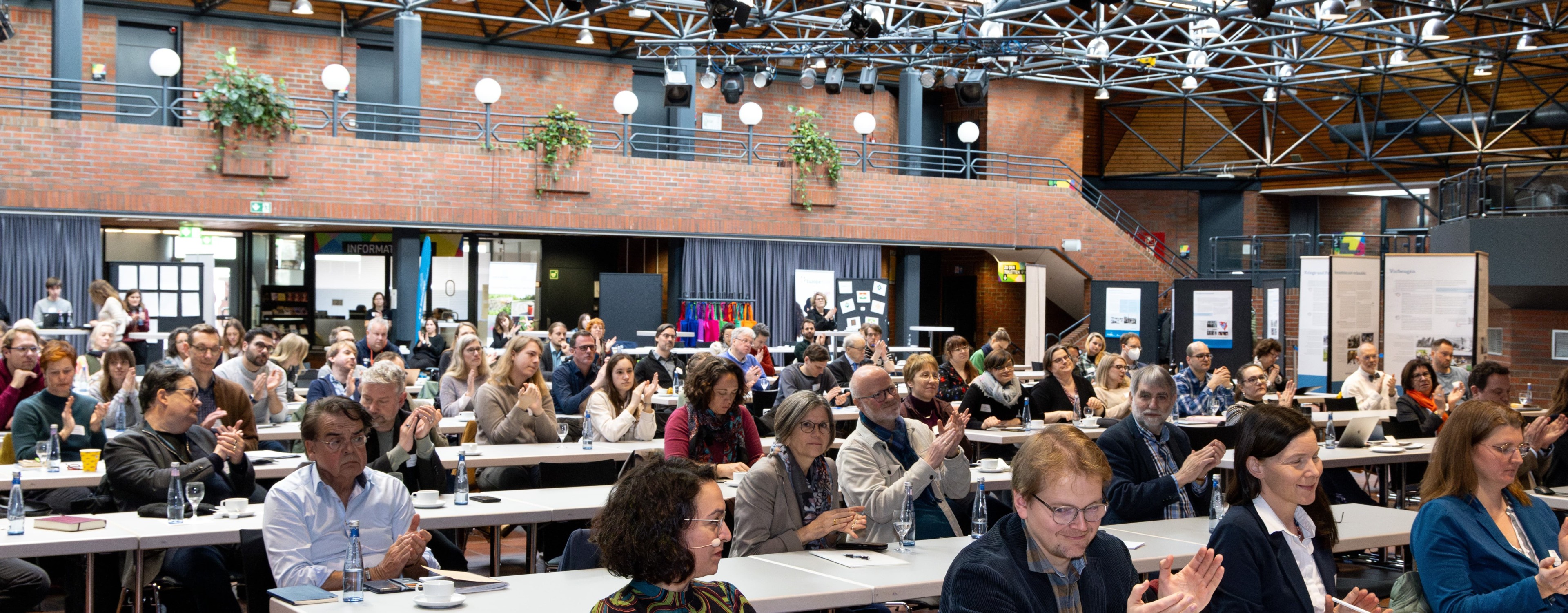 Menschen im Saal