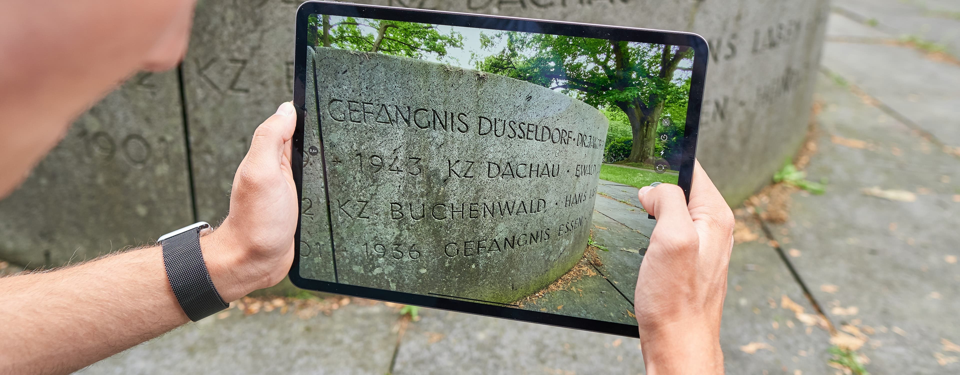 Bild zeigt Tablet mit Bild von Denkmal