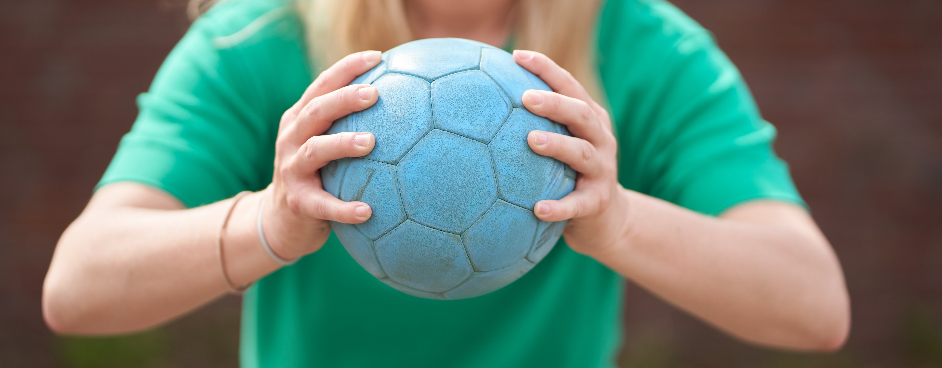 Bild zeigt Mädchen mit einem Handball
